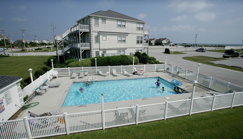 Pool at Pier Pointe Condos