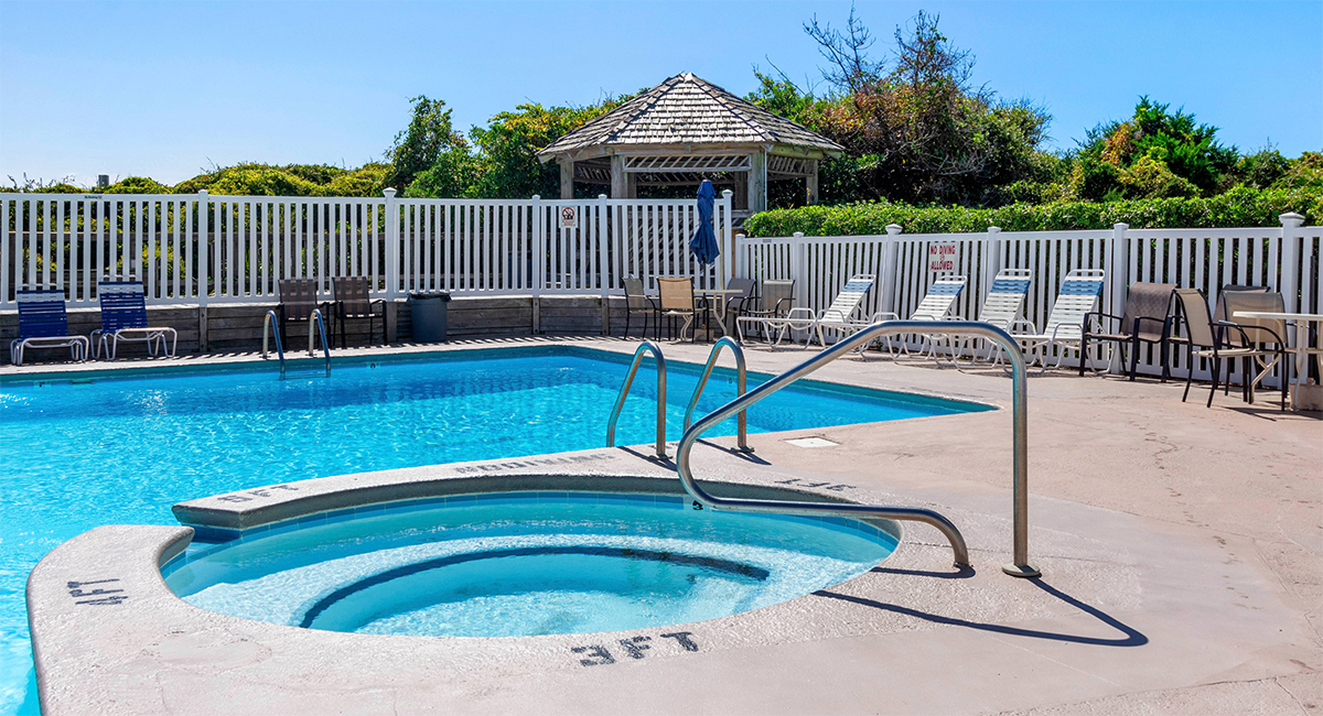 Pebble Beach Condos pool and hot tub