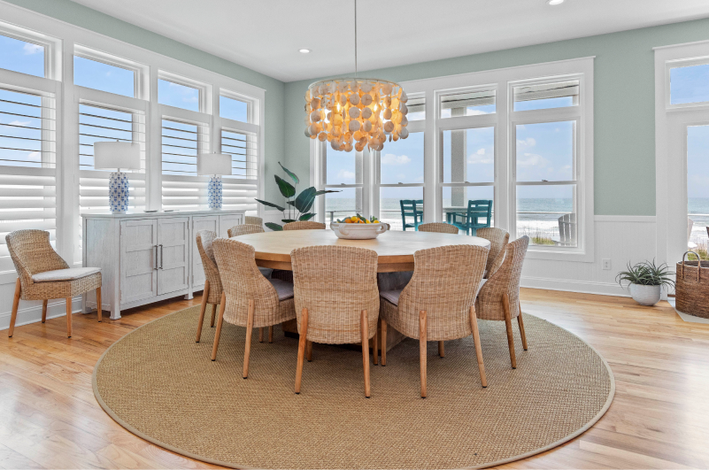 Surf de Soleil dining room