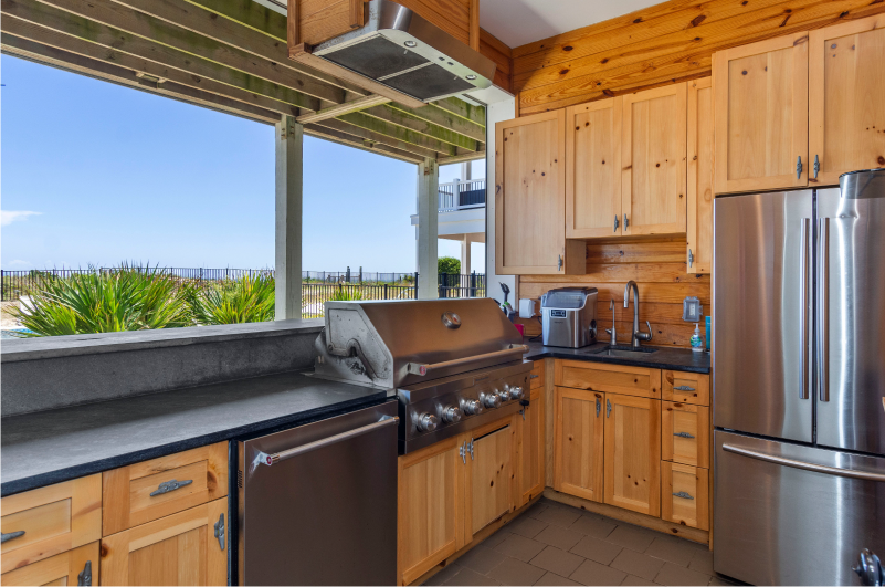Family Tides - outdoor kitchen
