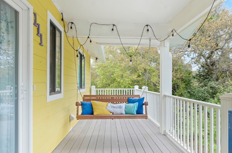 Paradise City - deck with swing