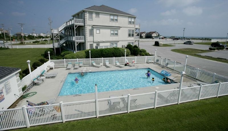 Pier Pointe West Condos pool