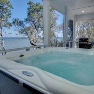 Hot tub at Breezy Oak Vacation Rental