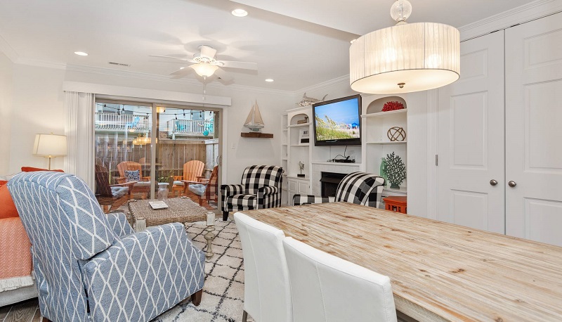 Pine Knoll Townes 62 Dining Area