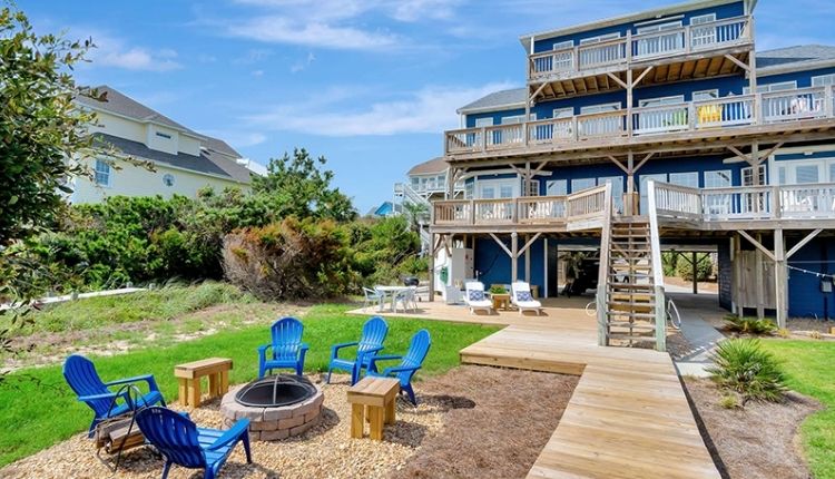 Emerald Isle Beach Cottage with Fire Pit
