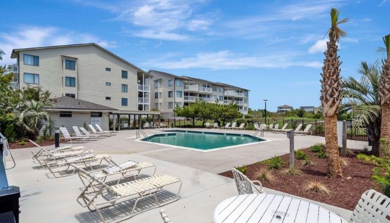 Emerald Isle Condo Pool