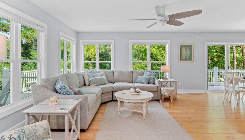 The Blue Oyster - living room