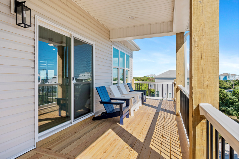 Seas Your Moment East - covered deck