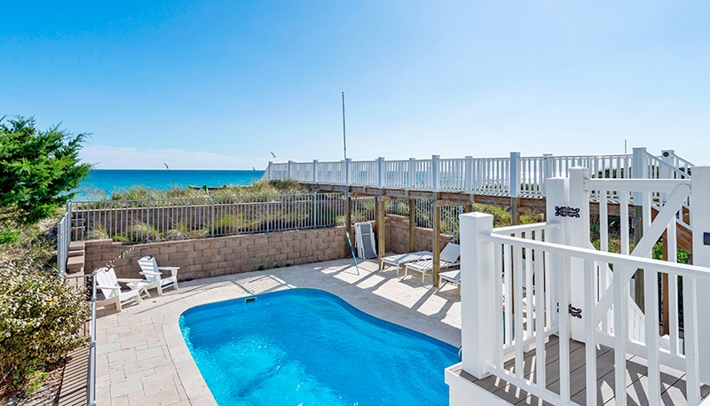 Cedar Lodge West pool with beach views