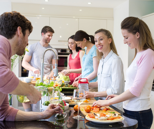 5 Tips for an Emerald Isle Getaway with Your Friends - Dining